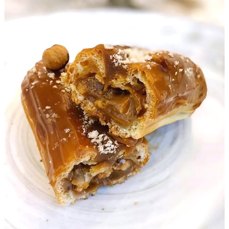 Эклер с вареной сгущенкой и орехами 60г