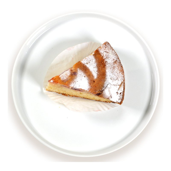 Кекс Шарлотка с яблоком и клубникой